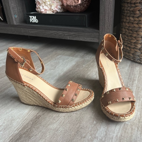 Marc Fisher Kegan Espadrille Wedge Sandals tan 9.5 VALENTINO ROCKSTUD INSPIRED - Picture 3 of 6